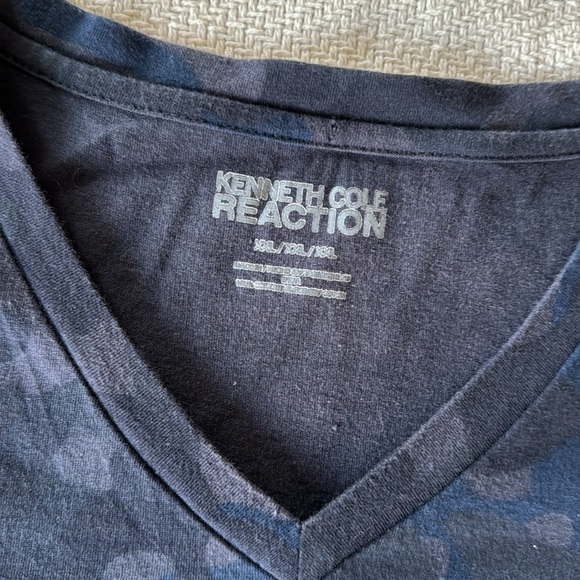 Men’s Kenneth Cole V-Neck Short -Sleeve T-Shirt, Blue Camo, XL - Picture 3 of 5